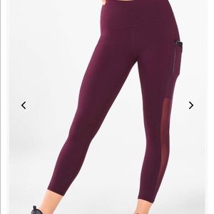 Size Medium Fabletics Mila High Waisted Capri Leggings Side Mesh Pocket Maroon
